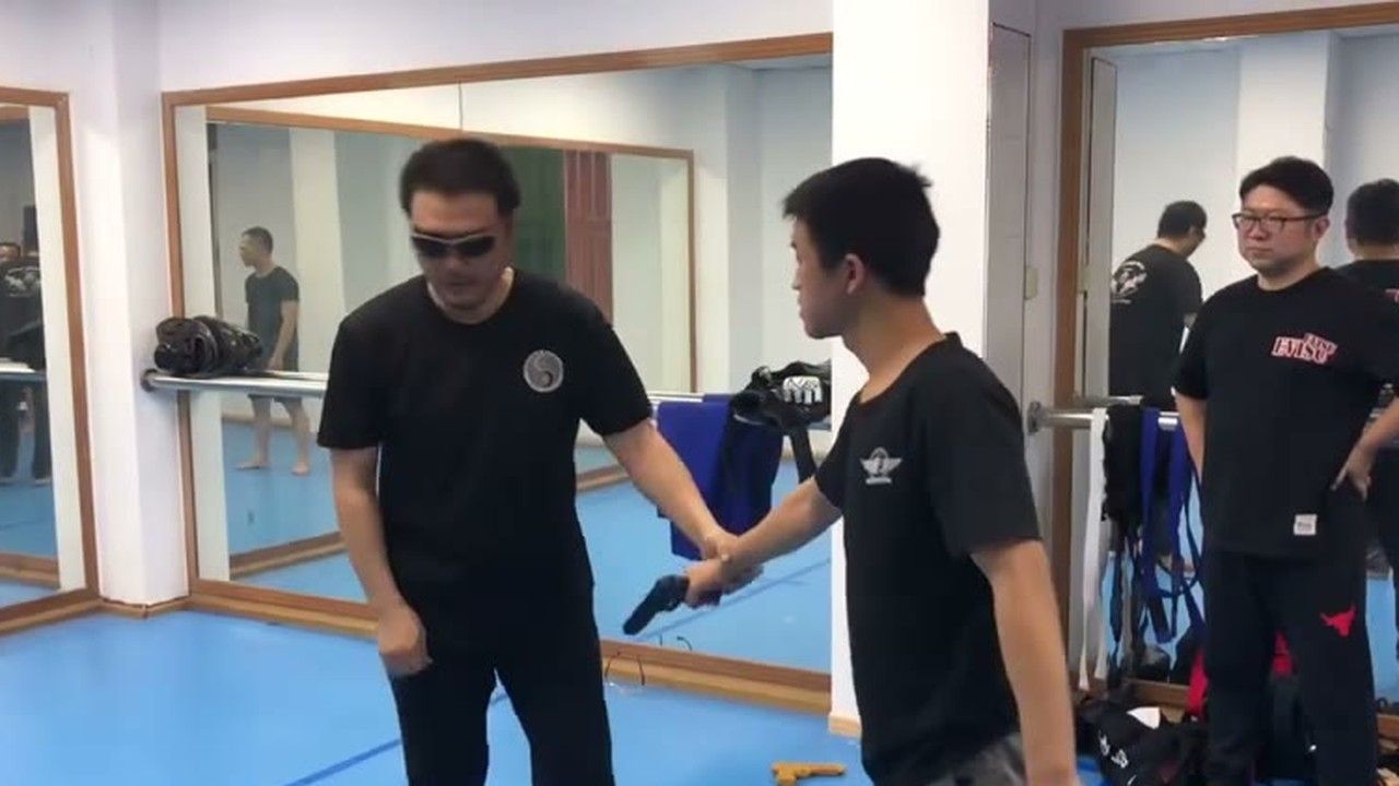 持枪突入实景