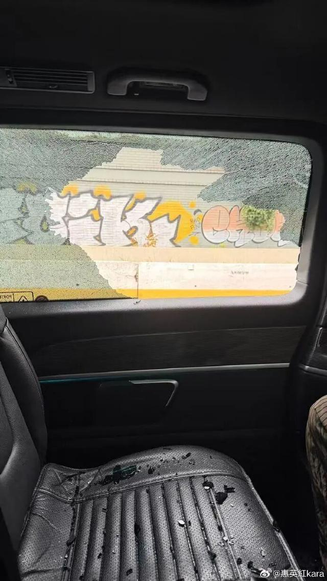被砸后的车内现场